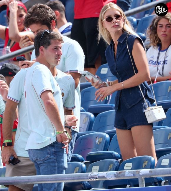 Dylan Deschamps et son épouse Mathilde Cappelaere assistent au match de la Coupe du monde de la FIFA opposant la France au Maroc au stade de Boston, dans le Massachusetts, le 9 juillet 2026. Photo de Charles Guerin/ABACAPRESS.COM