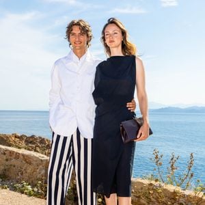 Vassili Schneider et sa compagne Magdalena Kulicka - Photocall du défilé "Le Bonheur" By Jacquemus au phare de la Pietra à l'Ile Rousse en Corse le 29 juin 2026. 

© Luis Sanchez / Crystal / Bestimage