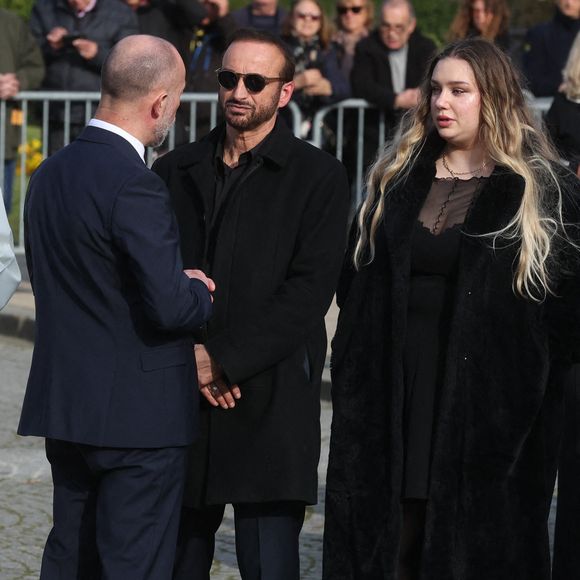 Michel Ferracci et Milla Savarese, la fille d'Emilie Dequenne quittant les funérailles de l'actrice belge Emilie Dequenne au crématorium du cimetière du Père Lachaise à Paris, France, le 26 mars 2025. Emilie Dequenne, qui avait remporté le prix de la meilleure actrice au Festival de Cannes en 1999 pour son premier rôle dans le film Rosetta des Dardenne, est décédée à l'âge de 43 ans des suites d'un cancer rare des glandes surrénales. Photo by Jerome Domine/ABACAPRESS.COM