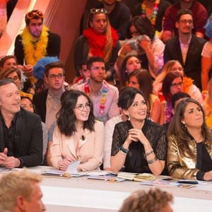 Bloquée à Dubaï, cette ex-chroniqueuse de TPMP dit la vérité sur ce qu'il s'y passe réellement.

Exclusif - Thierry Moreau, Jean-Michel Maire, Agathe Auproux, Géraldine Maillet et Valérie Bénaïm à la 1000ème de l'émission "Touche pas à mon poste".

Photo : Agence / Bestimage