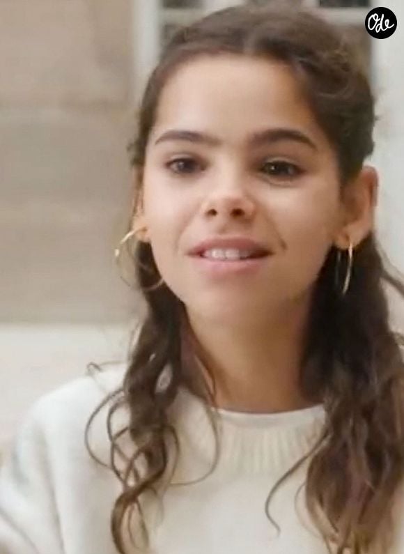 Lila Debbouze (en blanc), la fille de Mélissa Theuriau et Jamel Debbouze, fait une première apparition remarquée à la télévision dans le documentaire Le Temps des femmes, diffusé sur France 2 et produit par sa mère. © Capture TV France 2 via Bestimage
