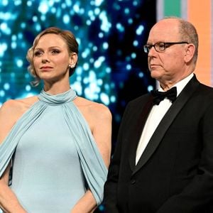 "À la lumière des récents événements au Moyen-Orient, il a été décidé que la Princesse et les enfants ne participeraient pas à ce déplacement", a ainsi indiqué le palais. 

Le prince Albert II de Monaco et sa femme la princesse Charlène durant la cérémonie de clôture de la 64ème édition du Festival de télévision de Monte-Carlo au Grimaldi Forum à Monaco, le 17 juin 2025.
Photo : Bruno Bebert / Bestimage
