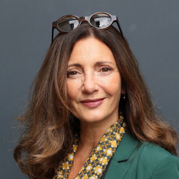 C'est ainsi l'occasion de s'intéresser à la comédienne, notamment à cet entretien qu'elle accordait au Figaro en 2012, dans lequel elle se confiait sur ce véritable "coup de coeur" qu'elle a eu pour une "petite maison" nichée dans une impasse, à Vanves.

Exclusif - Valerie Karsenti, comédienne et membre du jury du festival, pose à l'occasion du Festival International du film de Saint-Jean-de-Luz, France, le 6 octobre 2022. © Patrick Bernard/Bestimage