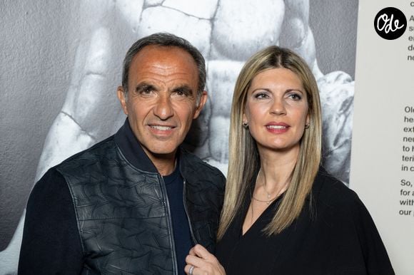 Nikos Aliagas et Tina Grigoriou assistent à l'exposition « Les Grands Ages » de Nikos Aliagas au Musée de l'Homme du Trocadéro, le 7 avril 2026 à Paris, en France. Photo de Nasser Berzane/ABACAPRESS.COM