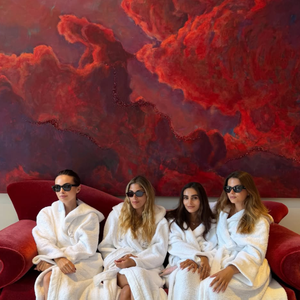 Et le programme concocté par ses amies était tout simplement parfait. Entre rires et détente, la petite troupe s'est notamment prélassée en peignoirs blancs minutieusement brodés aux prénoms de chaque invitée avant de prendre la pose sur un canapé en velours rouge, lunettes de soleil vissées sur le nez. 

EVJF de Thylane Blondeau