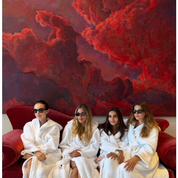 Et le programme concocté par ses amies était tout simplement parfait. Entre rires et détente, la petite troupe s'est notamment prélassée en peignoirs blancs minutieusement brodés aux prénoms de chaque invitée avant de prendre la pose sur un canapé en velours rouge, lunettes de soleil vissées sur le nez. 

EVJF de Thylane Blondeau