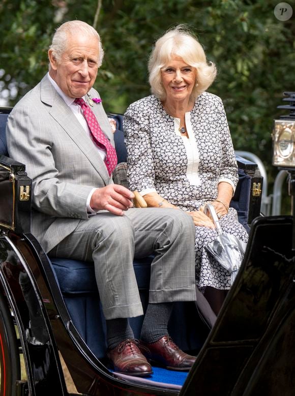 Le roi Charles III d'Angleterre et Camilla Parker Bowles, reine consort d'Angleterre, arrivent en calèche pour leur visite au Flower Show 2025 de Sandringham, Royaume Uni, le 23 juillet 2025. © GoffPhotos/Bestimage