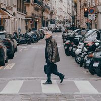 La psychologie suggère que les personnes qui remercient les conducteurs en traversant la rue ne le font pas uniquement par gratitude