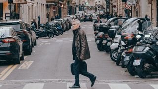 La psychologie suggère que les personnes qui remercient les conducteurs en traversant la rue ne le font pas uniquement par gratitude