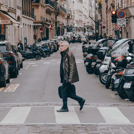 La psychologie suggère que les personnes qui remercient les conducteurs en traversant la rue ne le font pas uniquement par gratitude
