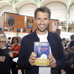 L’événement a battu un record de fréquentation, dépassant les 114 000 visiteurs de l’année précédente.

Tony Estanguet en dédicace lors du 5ème festival du Livre de Paris au Grand Palais (17 - 19 avril 2026) à Paris, le 19 avril 2026.
© Cédrice Perrin / Bestimage
