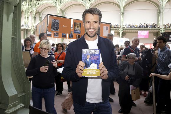 L’événement a battu un record de fréquentation, dépassant les 114 000 visiteurs de l’année précédente.

Tony Estanguet en dédicace lors du 5ème festival du Livre de Paris au Grand Palais (17 - 19 avril 2026) à Paris, le 19 avril 2026.
© Cédrice Perrin / Bestimage
