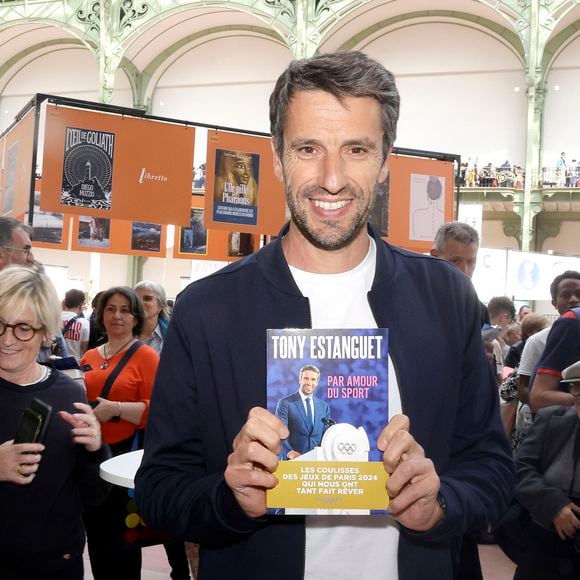 L’événement a battu un record de fréquentation, dépassant les 114 000 visiteurs de l’année précédente.

Tony Estanguet en dédicace lors du 5ème festival du Livre de Paris au Grand Palais (17 - 19 avril 2026) à Paris, le 19 avril 2026.
© Cédrice Perrin / Bestimage