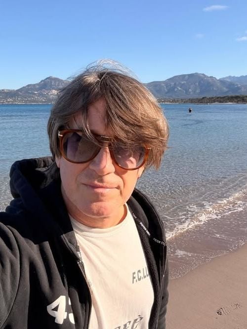 Thomas Dutronc a inauguré un nouveau lieu qui a coûté 4 millions d'euros, sur une île chère à son coeur : "Je salue l'effort de tout le monde"