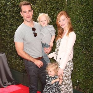 L'acteur connu pour son rôle dans "Dawson" était père de six enfants âgés de 15 à 3 ans.

James Van Der Beek, sa femme et deux de ses enfants.

Photo : Backgrid USA / Bestimage