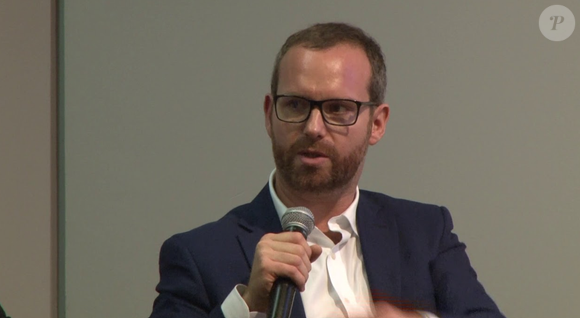 Il s'en va... mais pas bien loin : il rejoint France TV Studio, où il suivra la campagne présidentielle.

Cyril Graziani, chef du service politique de France Télévisions, annonce son départ.