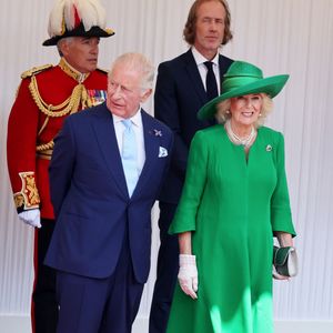 Le roi Charles III d'Angleterre, Camilla Parker Bowles, reine consort d'Angleterre, le prince William, prince de Galles, et Catherine (Kate) Middleton, princesse de Galles, accueillent le couple présidentiel français le président Emmanuel Macron et sa femme la Première Dame Brigitte Macron sur Datchet road à Windsor, Royaume Uni. © Dominique Jacovides/Bestimage