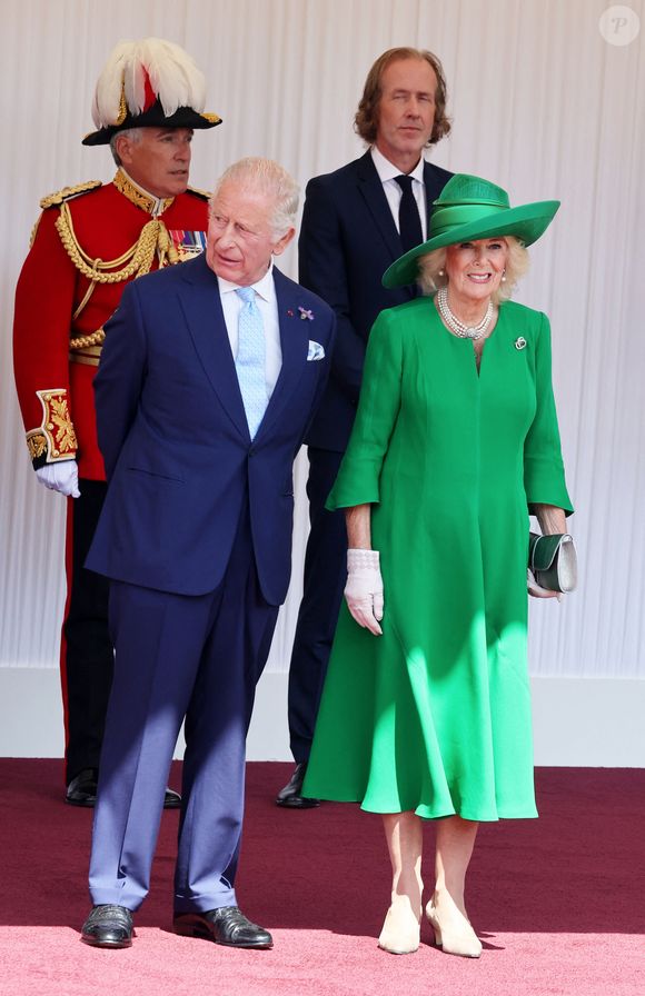 Le roi Charles III d'Angleterre, Camilla Parker Bowles, reine consort d'Angleterre, le prince William, prince de Galles, et Catherine (Kate) Middleton, princesse de Galles, accueillent le couple présidentiel français le président Emmanuel Macron et sa femme la Première Dame Brigitte Macron sur Datchet road à Windsor, Royaume Uni. © Dominique Jacovides/Bestimage