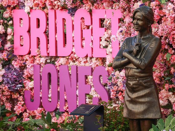 Vue générale lors de l'inauguration de la statue "Bridget Jones Scenes in the Square" à Londres, Royaume Uni, le 17 novembre 2025. © Backgrid UK/Bestimage