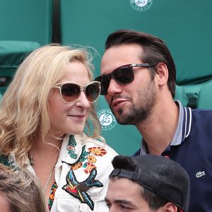 Marilou Berry et son compagnon Alexis dit Le Diamantaire (artiste street art) - Les célébrités dans les tribunes
 lors des internationaux de France de Roland-Garros à Paris, le 4 juin 2017. © Dominique Jacovides-Cyril Moreau/Bestimage