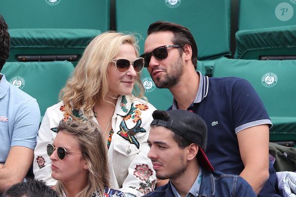 Marilou Berry et son compagnon Alexis dit Le Diamantaire (artiste street art) - Les célébrités dans les tribunes
 lors des internationaux de France de Roland-Garros à Paris, le 4 juin 2017. © Dominique Jacovides-Cyril Moreau/Bestimage