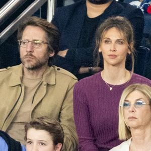 Ophélie Meunier et son mari Mathieu Vergne ont également fêté la victoire du PSG aux côtés des autres supporters.
Ophélie Meunier et Mathieu Vergne, Michèle Laroque, Olivier Rosemberg dans les tribunes du match de quart de finale aller de Ligue Des Champion au Parc des Princes à Paris, le 8 avril 2026.
Photo : Cyril Moreau / Bestimage