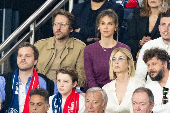 Ophélie Meunier et son mari Mathieu Vergne ont également fêté la victoire du PSG aux côtés des autres supporters.

Ophélie Meunier et Mathieu Vergne, Michèle Laroque, Olivier Rosemberg dans les tribunes du match de quart de finale aller de Ligue Des Champion au Parc des Princes à Paris, le 8 avril 2026. 

Photo : Cyril Moreau / Bestimage
