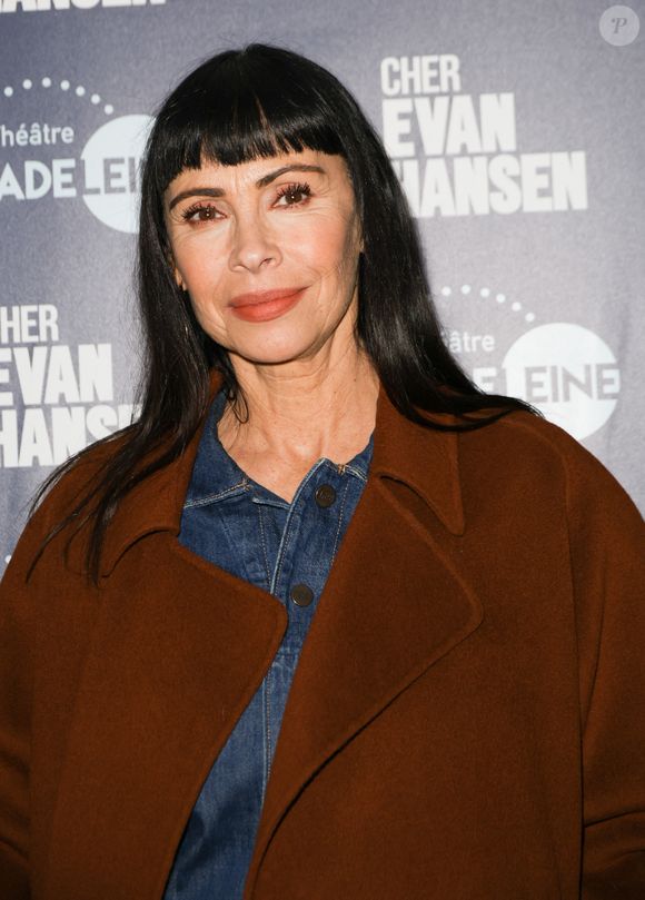 Ainsi a-t-on appris qu'elle aimait lire, beaucoup sortir dans les lieux de culture mais aussi décorer son appartement. 
Mathilda May - Générale de la pièce "Cher Evan Hansen" au théâtre de la Madeleine à Paris le 8 octobre 2025. © Coadic Guirec/Bestimage