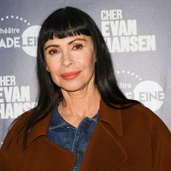 Ainsi a-t-on appris qu'elle aimait lire, beaucoup sortir dans les lieux de culture mais aussi décorer son appartement. 
Mathilda May - Générale de la pièce "Cher Evan Hansen" au théâtre de la Madeleine à Paris le 8 octobre 2025. © Coadic Guirec/Bestimage