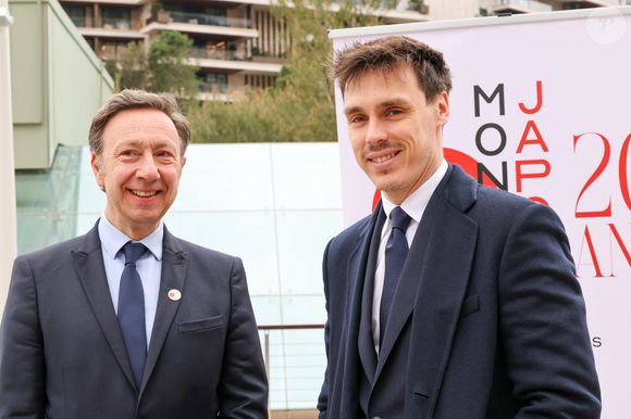 Stéphane Bern et Louis Ducruet lors de la célébration des 20 ans de relations diplomatiques entre le Japon et Monaco, sur le parvis du Grimaldi Forum, près du jardin japonais, àMonaco, le 21 mars 2026. 

© Claudia Albuquerque/Bestimage
