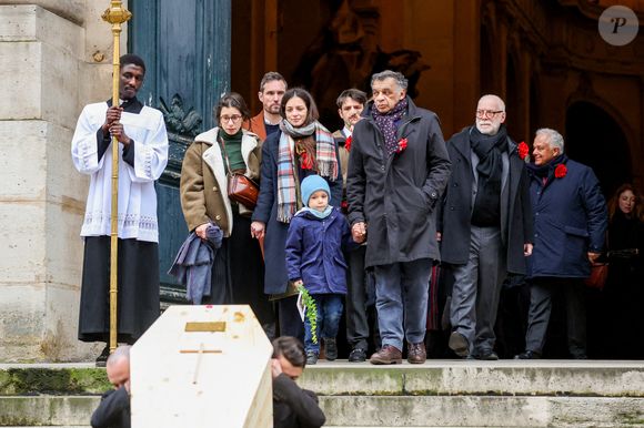 Pia Laborde et Gabrièle Laborde, les filles de C.Laborde, leur père Jimmy, son petit-fils Saul, Thomas Stern, le mari de la défunte - Sortie des obsèques de Catherine Laborde en l’église Saint-Roch à Paris, le 6 février 2025. Décédée le 28 janvier 2025 à l'âge de 73 ans, l'ancienne présentatrice météo de TF1 (1988 - 2017) était atteinte de la maladie neurodégénérative à corps de Lewy. 
© Jacovides - Moreau / Bestimage