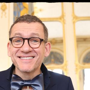 Semi-Exclusif - Dany Boon - Dany Boon reçoit des mains de Rachida Dati le Grand Prix Raymond Devos de la langue française 2025 au Salon Jérôme du Ministère de la Culture à Paris le 21 mars 2025. L'humoriste a reçu ce superbe nœud papillon créé par la Manufacture de Sèvres, qu’aimait tant porter le génie des mots qu’était l’humoriste franco-belge. Dany Boon a été choisi à l’unanimité par un jury présidé par le délégué général à la langue française et aux langues de France, et composé de personnalités choisies pour leur compétence dans le domaine de la langue française et désignées par le ministre chargé de la culture pour une durée d’un an renouvelable.
Créé en 2003, le grand prix récompense un lauréat, personne physique ou personne morale d’expression française, dont l’œuvre ou l’action contribue au progrès de la langue française, à son rayonnement et à sa promotion. Il est décerné chaque année durant la Semaine de la langue française et de la francophonie. © Alain Guizard/Bestimage