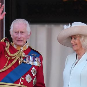 Trooping the Colour, attendu ce samedi 14 juin, fêtera cet anniversaire 

Le roi Charles III d'Angleterre et la reine consort Camilla - Les membres de la famille royale britannique au balcon du Palais de Buckingham lors de la parade militaire "Trooping the Colour" à Londres le 15 juin 2024

© Julien Burton / Bestimage