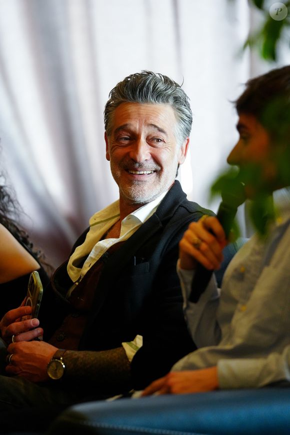 Ainsi, pas question de se cacher depuis l'officialisation de leur relation !

Exclusif - Stéphane Blancafort  AS400828.jpg - 3ème édition du Festi’Aubagne, festival populaire de rencontres avec les comédiens et professionnels du petit et grand écran et de la scène, à l'Espace des Libertés à Aubagne le 29 mars 2025.

© Anne-Sophie Guebey / Bestimage