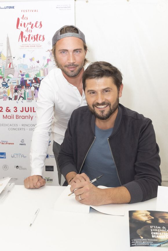Exclusif - Ghislain Gerin et son mari Christophe Beaugrand - Festival des Livres et des Artistes organisé par l'association "Lecture pour Tous" engagée dans la lutte contre l'illettrisme au Mail Branly à Paris le2 juillet 2022.
© Pierre Perusseau/ Jack Tribeca / Bestimage