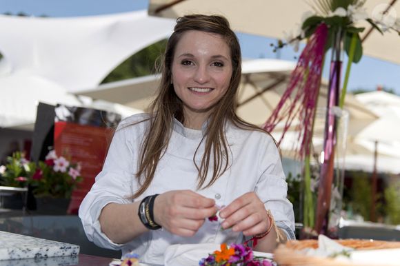 Noemie Honiat, de l'émission 'Top Chef' sur M6, fait une démonstration de cuisine lors du 15ème Open de Tennis GDF SUEZ à Cagnes sur Mer, France, le 10 mai 2012. Photo by Patrice Masante/ABACAPRESS.COM
