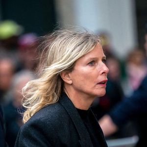 "Et hop, un traumatisme crânien après une minute de ski ! Ça s’appelle le talent !", a-t-elle écrit le 15 décembre 2024 sur un post, accompagné d'une vidéo où on la voit allongée.

Karin Viard arrive à la cérémonie d'enterrement de l'acteur français Michel Blanc à l'église Saint Eustache à Paris, France, le 10 octobre 2024.