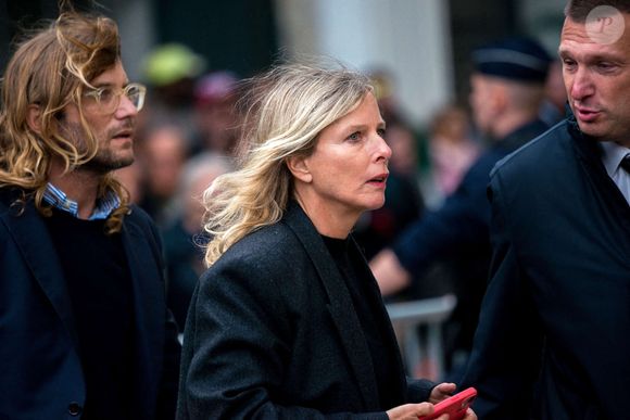 "Et hop, un traumatisme crânien après une minute de ski ! Ça s’appelle le talent !", a-t-elle écrit le 15 décembre 2024 sur un post, accompagné d'une vidéo où on la voit allongée.

Karin Viard arrive à la cérémonie d'enterrement de l'acteur français Michel Blanc à l'église Saint Eustache à Paris, France, le 10 octobre 2024.