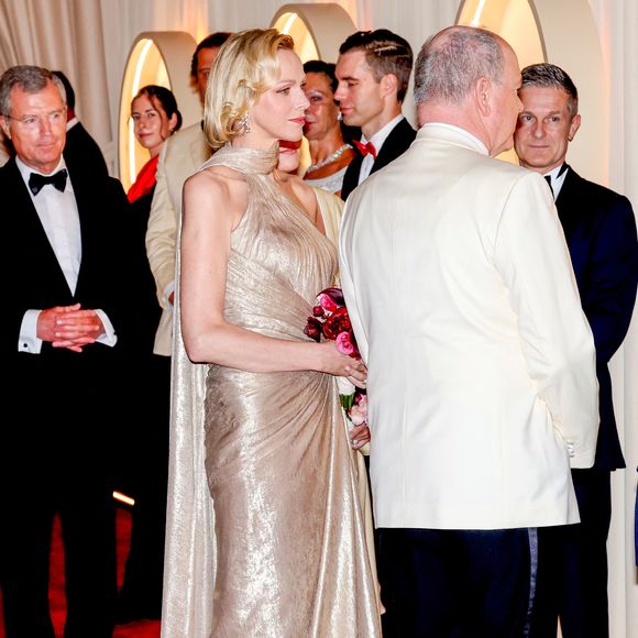 Le prince Albert II de Monaco et la princesse Charlene de Monaco lors du 77ème Gala de la Croix-Rouge, salle des Etoiles, à Monaco, le 18 juillet 2026.

© Claudia Albuquerque/Bestimage