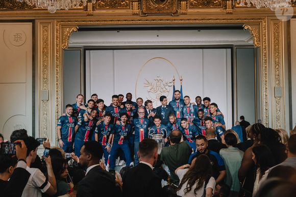 Nasser al-Khelaïfi, Marquinhos - Emmanuel Macron, président de la République Française, reçoit les joueurs du PSG à l'Elysée après leur victoire historique (5-0) en finale de la Ligue Des Champions 2025. Paris, le 1er juin 2025.
© Mathilde Mazars / Pool / Bestimage