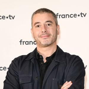 C’est donc un tout nouveau défi que s’est lancé Ali Baddou avec cette émission, lui qui est plus habitué à parler de politique que d’art sur France Inter.

Ali Baddou au photocall de la conférence de presse de France 2 au théâtre Marigny à Paris le 18 juin 2019

© Coadic Guirec / Bestimage