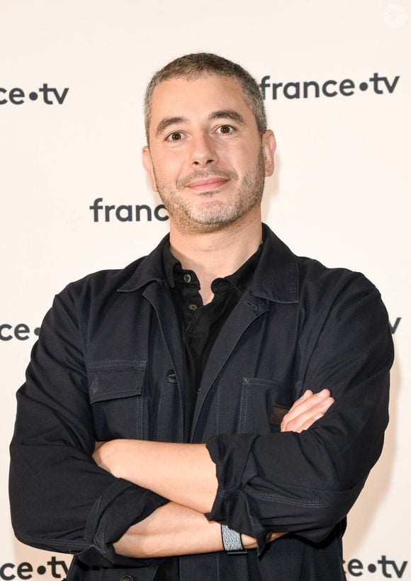 C’est donc un tout nouveau défi que s’est lancé Ali Baddou avec cette émission, lui qui est plus habitué à parler de politique que d’art sur France Inter.

Ali Baddou au photocall de la conférence de presse de France 2 au théâtre Marigny à Paris le 18 juin 2019

© Coadic Guirec / Bestimage