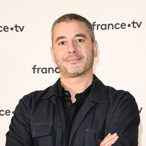 C’est donc un tout nouveau défi que s’est lancé Ali Baddou avec cette émission, lui qui est plus habitué à parler de politique que d’art sur France Inter.

Ali Baddou au photocall de la conférence de presse de France 2 au théâtre Marigny à Paris le 18 juin 2019

© Coadic Guirec / Bestimage