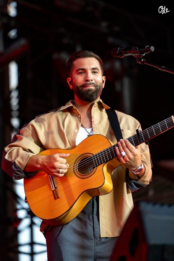 Kendji Girac en concert lors du festival de musique du Printemps de Perouges au Chateau de Saint-Maurice-de-Remens. © Sandrine Thesillat / PsNewZ / Bestimage
