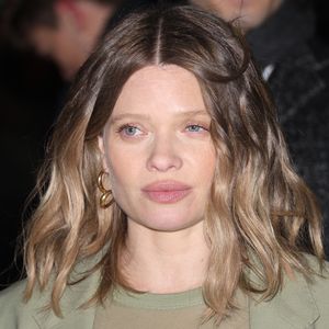 Elle espère quand que ses fils verront ses films, ils se diront : "Elle était pas mal, ma mère !"

Mélanie Thierry -  Arrivées des personnalités au défilé AMI collection homme automne/hiver 2024/2025 lors de la fashion week à Paris (PFW) le 18 janvier 2024.

© Denis Guignebourg / Bestimage
