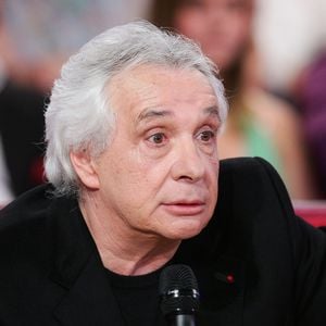 Surtout, le goût n'était pas là. Avec son franc-parler, Michel Sardou a avoué que ses tomates étaient immangeables, comparant l'expérience à celle d'une "botte de terre".

Michel Sardou lors de l'enregistrement de l'émission "Vivement Dimanche", au studio Gabriel à Paris, France, le 6 mai 2010. 

 © JLPPA/Bestimage