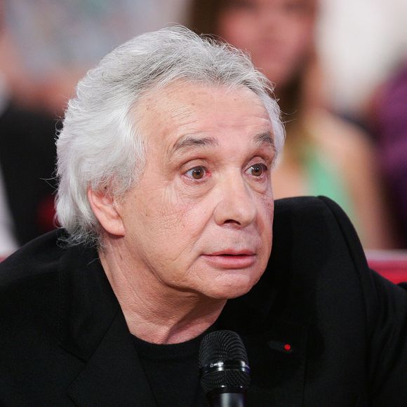 Surtout, le goût n'était pas là. Avec son franc-parler, Michel Sardou a avoué que ses tomates étaient immangeables, comparant l'expérience à celle d'une "botte de terre".

Michel Sardou lors de l'enregistrement de l'émission "Vivement Dimanche", au studio Gabriel à Paris, France, le 6 mai 2010. 

 © JLPPA/Bestimage