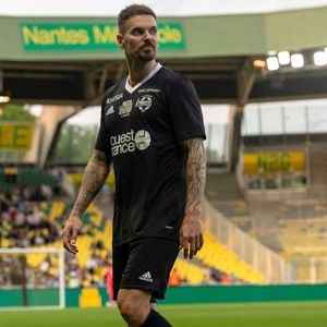 Matt Pokora (M. Pokora) - Match des Légendes du Variétés Club de France contre le FC Nantes au profit du Secours Populaire au stade de la Beaujoire à Nantes le 3 juin 2025.  © Martin Bousseau/Bestimage