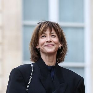 À 58 ans, Sophie Marceau en paraît dix de moins, voire plus. 

L'actrice Sophie Marceau - Arrivée des invités au dîner d'Etat en l'honneur du président chinois Xi Jinping et de sa femme la Première Dame Peng Liyuan au palais présidentiel de l'Elysée à Paris © Stéphane Lemouton / Bestimage