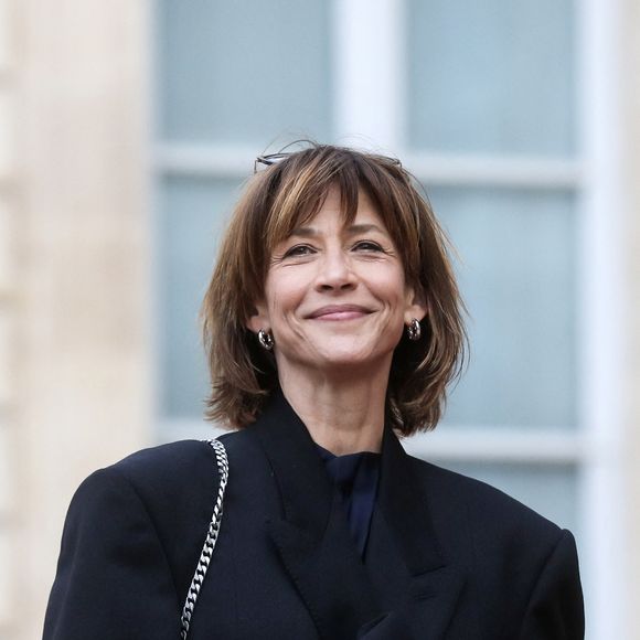 À 58 ans, Sophie Marceau en paraît dix de moins, voire plus. 

L'actrice Sophie Marceau - Arrivée des invités au dîner d'Etat en l'honneur du président chinois Xi Jinping et de sa femme la Première Dame Peng Liyuan au palais présidentiel de l'Elysée à Paris © Stéphane Lemouton / Bestimage